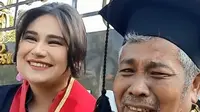 Momen Haru Sopir Truk Menangis Saat Putrinya Wisuda: Pejuang Rupiah Tanpa Mengenal Lelah (Tangkapan Layar TikTok/johnilegend)