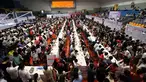 Suasana acara perjodohan yang diikuti ribuan peserta di Hangzhou, China timur, Minggu (29/5/2016). Acara yang diselenggarakan di Universitas Zhejiang ini menarik minat lebih dari 20.000 orang lajang. (STR/AFP)