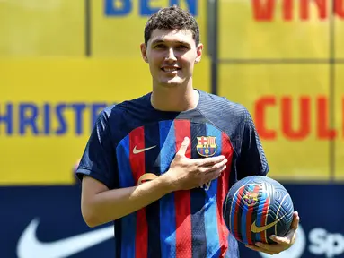 Andreas Christensen resmi diperkenalkan jadi pemain baru Barcelona pada Kamis (07/07/2022) waktu setempat di pusat latihan Joan Gamper. (AFP/Pau Barrena)