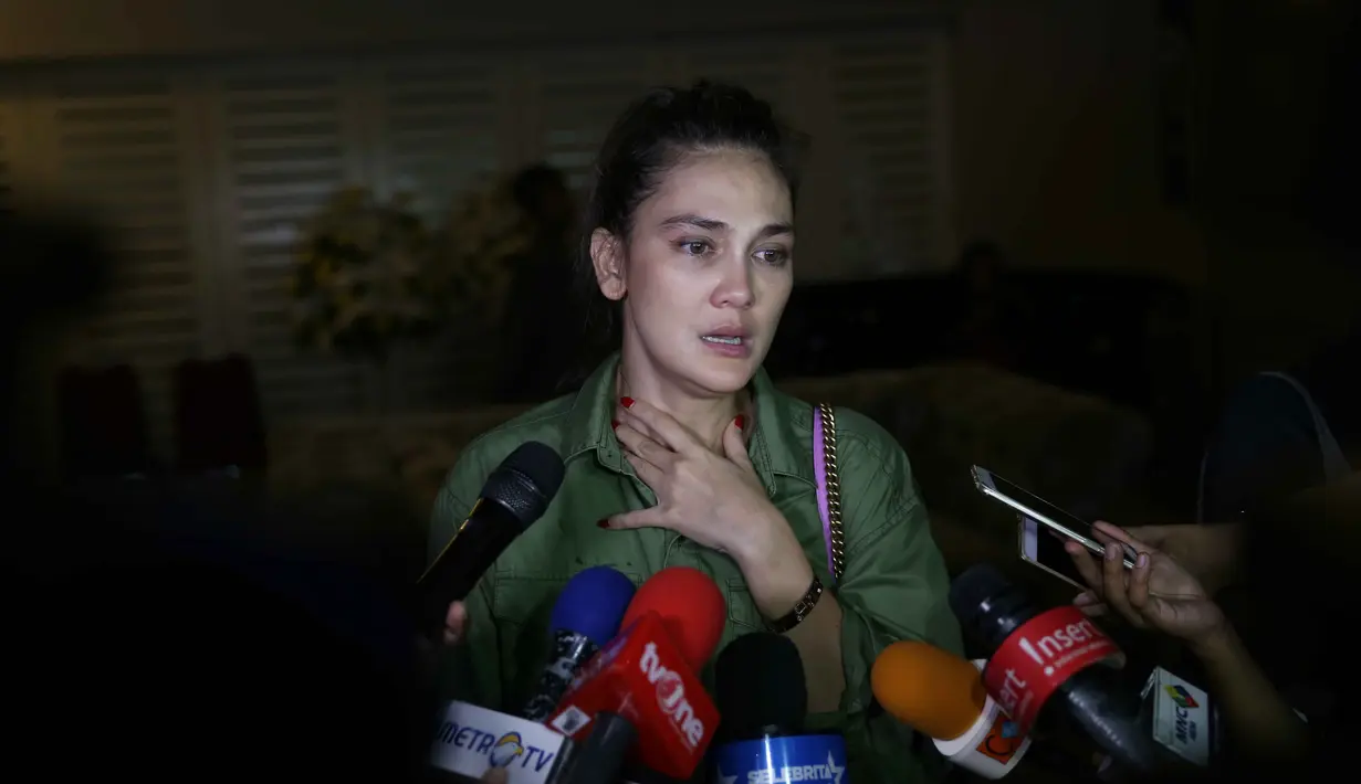 Namun satu hari sebelum Jupe meninggal, Luna menuturkan kekagumannya pada Jupe yang tegar berjuang melawan kanker serviksnya. Jupe adalah sosok luar biasa di mata Luna maya, terlebih perjuangannya untuk sembuh. (Bambang E.Ros/Bintang.com)