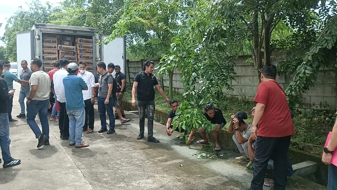 Penggerebekan truk berisi daging impor kedaluwarsa