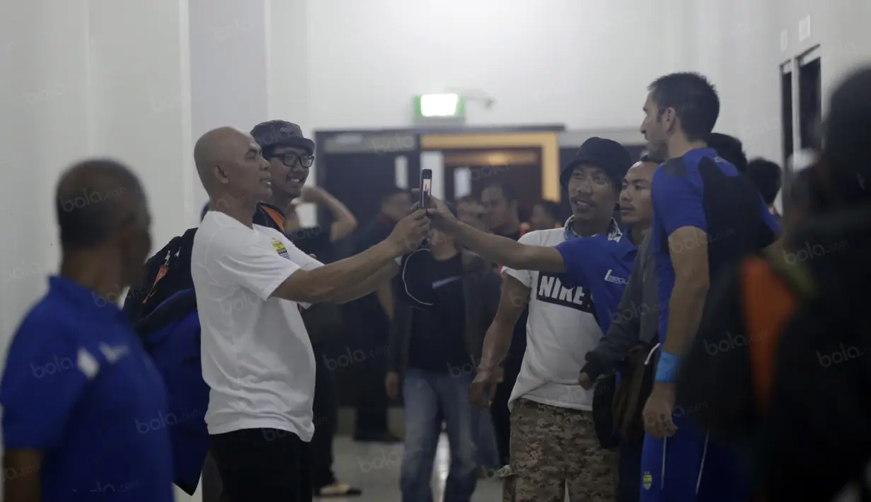 Sempat terlihat demam panggung pada laga perdannya tetapi Herrie Setiawan mampu mengatasi dengan kemenangan timnya atas Mitra Kukar 2-1 pada Torabbika SC 2016 di Stadion GBLA. (Bola.com/Nicklas Hanoatubun)