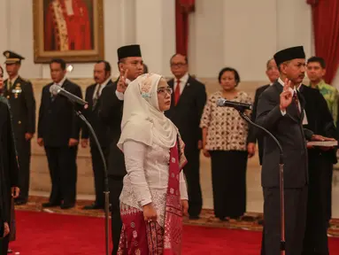 Sembilan anggota Komisi Kejaksaan dengan masa jabatan 2015-2019 mengucapkan sumpah jabatan saat pelantikan yang dipimpin Presiden Jokowi di Istana Merdeka, Jakarta, Kamis (6/7/2015). (Liputan6.com/Faizal Fanani)