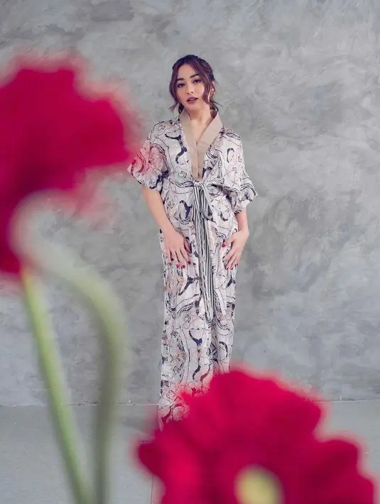 Kaftan bergaya kimono seperti Nikita Willy menjadi salah satu yang bisa dicoba di Ramadan tahun ini! [Foto: IG/mynonss]