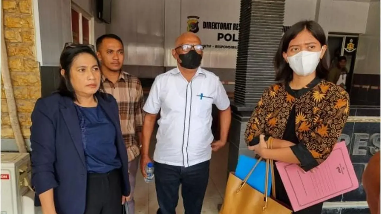 Anggota DPRD Kabupaten Kupang, Octovianus Djefri Pieter La'a didampingi kuasa hukumnya usai menjalani pemeriksaan di Polda NTT (Liputan6.com/Ola Keda)