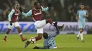 Aksi pemain West Ham, Pedro Obiang  menghindari terjangan pemain Manchester City, Yaya Toure pada laga Piala FA di London stadium, (6/1/2017). City menang 5-0. (AP/Kirsty Wigglesworth)