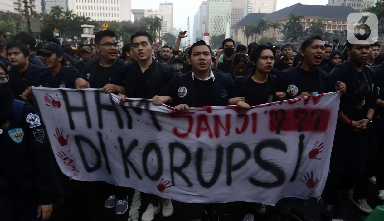 Mahasiswa Universitas Trisakti melakukan aksi unjuk rasa di sekitar Kawasan Patung Arjuna Wijaya atau Patung Kuda, Jakarta, Kamis (12/5/2022). Mereka menuntut penyelesaian kasus pelanggaran HAM yang terjadi saat aksi reformasi 1998. (Liputan6.com/Helmi Fithriansyah)