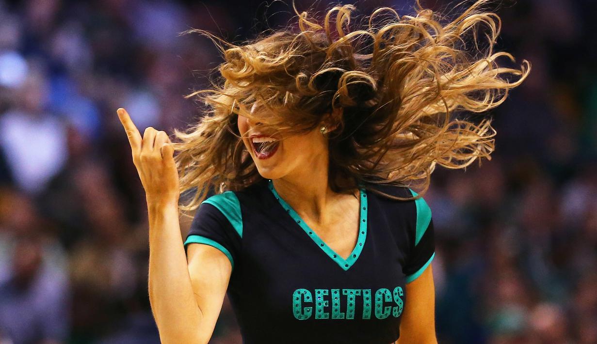 Anggota Celtics Dancers beraksi saat jeda pertandingan basket NBA antara Boston Celtics dan Toronto Raptors di Stadion TD Garden, Boston, Massachusetts, AS, (23/3/2016). (Getty Images/AFP/Maddie Meyer)