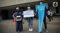 Sejumlah mahasiswa UNY membawa baju dansa saat menggelar aksi di depan Gedung Kemendikbud, Jakarta, Jumat (10/2/2023). Dengan memaksa masuk untuk melakukan aksi di dalam lingkungan Kemendikbud, mahasiswa UNY memberikan baju dansa sebagai bentuk protes terkait mahalnya biaya kuliah di Indonesia. (Liputan6.com/Faizal Fanani)