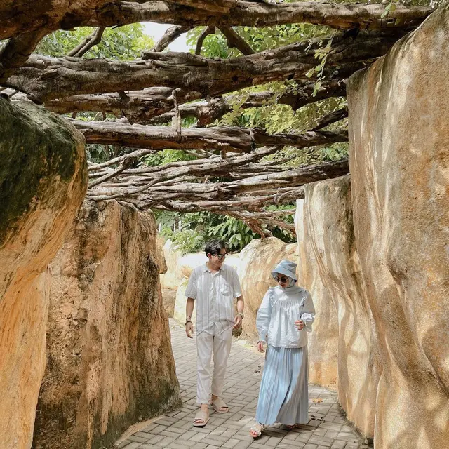 Dinda Hauw dan Rey Mbayang saat liburan