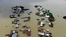 Rumah-rumah yang terendam banjir di Faridpur, Bangladesh (19/7/2020). Banjir yang dipicu tingginya curah hujan musiman dan derasnya air dari perbukitan kembali memburuk di beberapa wilayah Bangladesh, termasuk Distrik Faridpur. (Xinhua/Salim)