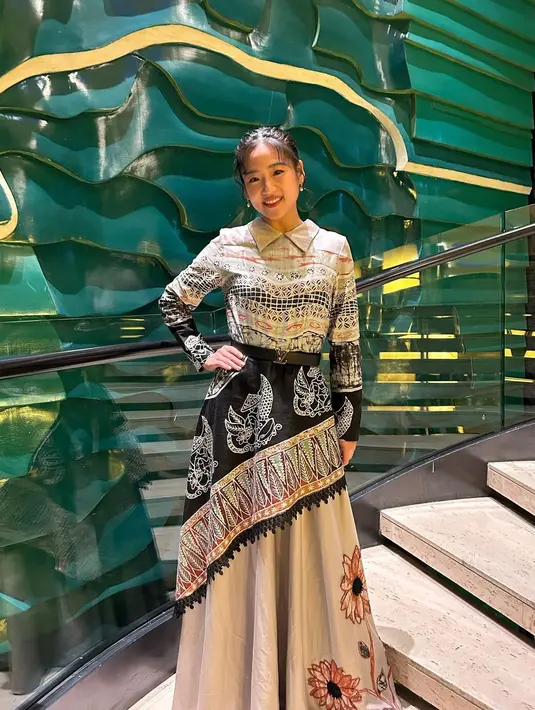 Dalam pertemuan terbatas itu, Haruka mewakili bidang Pop Culture bersama Hiroaki Kato mengenakan pakaian khas Indonesia, Batik. [Foto: IG/haruuuu_chan].