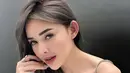 Pamer rambut ashy-nya, Amanda Manopo kenakan dress putih bertali silver yang simple [@amandamanopo]