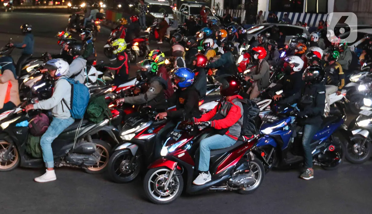 Memasuki H-3 Idul Fitri 1444 H, jalur arteri Kalimalang mulai dipadati oleh para pemudik sepeda motor. (Liputan6.com/Herman Zakharia)