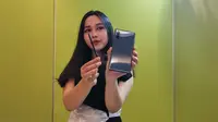 Model memegang smartphone Galaxy Note 10 Plus dengan S Pen. (Liputan6.com/ Andina Librianty)