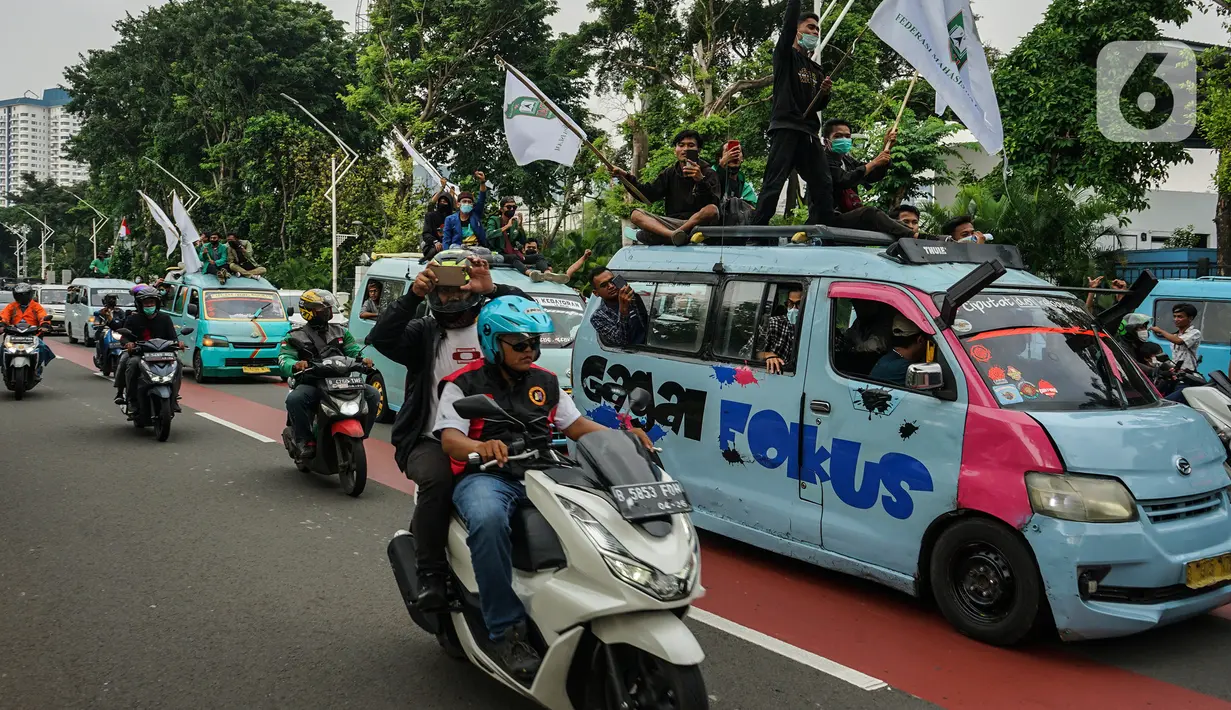 Mahasiswa dari berbagai kampus menaiki kendaraan untuk demonstrasi menuju gedung DPR, Jakarta, Senin (11/4/2022). Mahasiswa menuntut sejumlah isu, diantaranya pemerintah menstabilkan harga bahan bakar yang naik, minyak goreng langka dan tolak jabatan Presiden 3 Periode. (Liputan6.com/Johan Tallo)