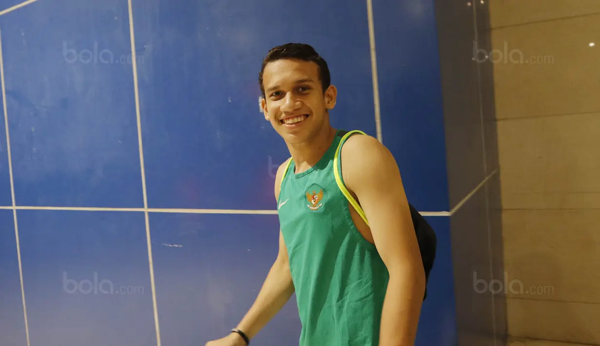 Bintang Timnas U-19, Egy Maulana Vikri, usai mengikuti sesi latihan bersama Timnas U-23 di Stadion Wibawa Mukti, Cikarang, Selasa (14/11/2017). Timnas Indonesia U-23 akan bertanding melawan Suriah U-23. (Bola.com/M Iqbal Ichsan)