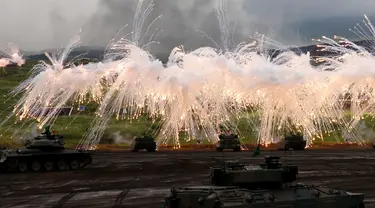 Sejumlah tank dan kendaraan lapis baja Angkatan Darat menembakan peluru  dalam sesi latihan tahunan di dekat Gunung Fuji di lapangan pelatihan Higashifuji di Gotemba, Tokyo, (25/08). (REUTERS / Kim Kyung-Hoon)