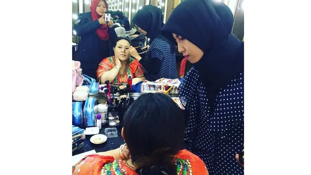 5 Momen Kedekatan Nunung dengan Asisten Kesayangan, Pernah Dibelikan Mobil