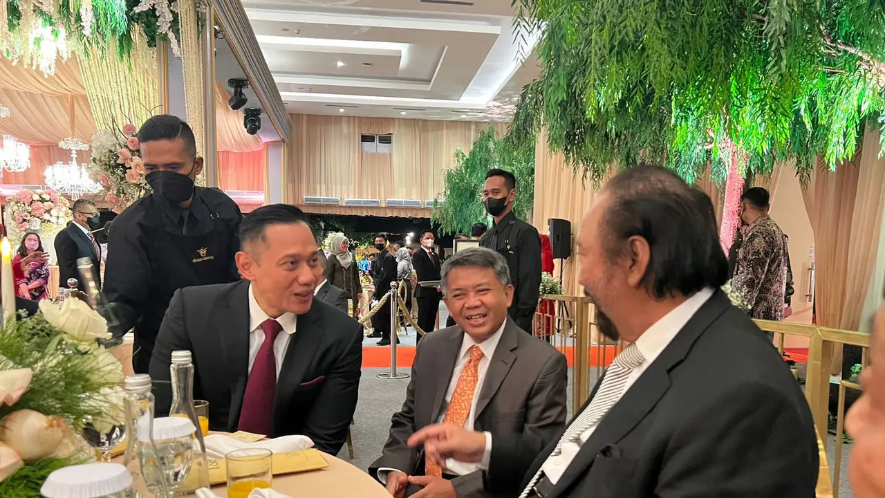 Ketua Umum Partai Demokrat, Agus Harimurti Yudhoyono (AHY), Ketua Umum Nasdem Surya Paloh dan mantan Presiden PKS, Sohibul Iman saat pernikahan putri Gubernur DKI Jakarta Anies Baswedan (Alma Fikhasari/Merdeka.com)