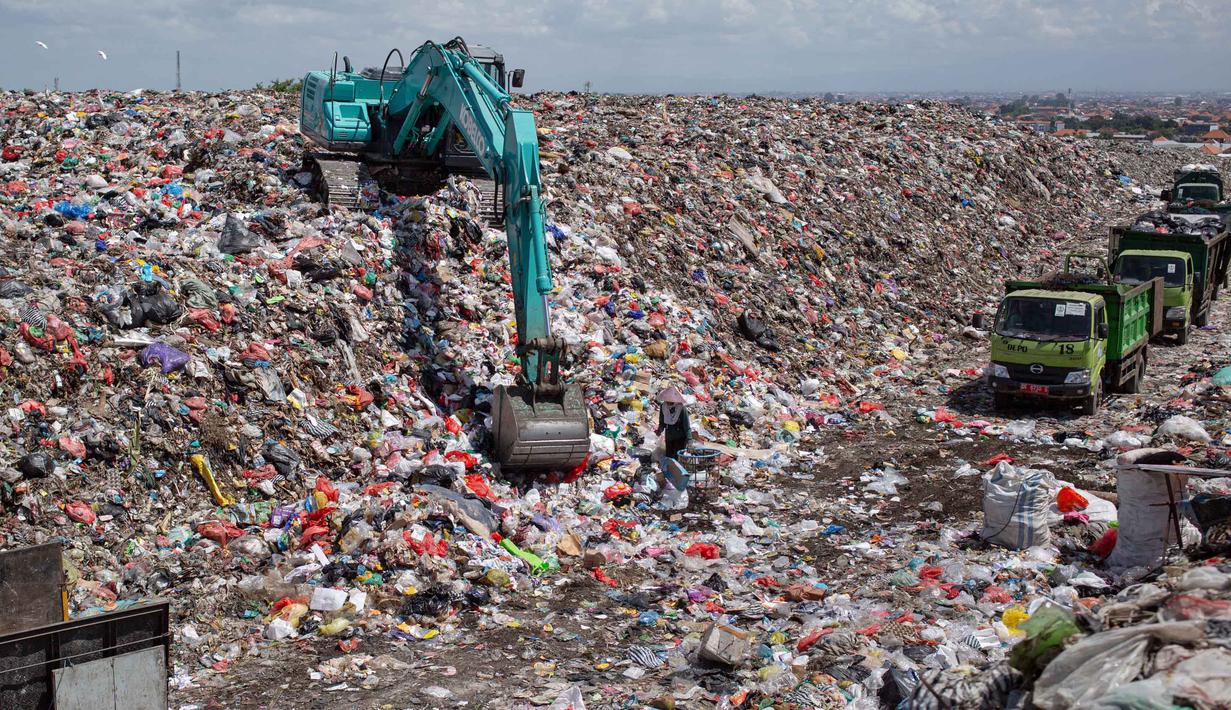 Sementara sampah organik wajib diselesaikan dari sumbernya. Tampak dalam foto, sebuah ekskavator memindahkan sampah di Tempat Pembuangan Akhir (TPA) Sampah Suwung, Denpasar, Bali, pada Rabu 2 April 2026. (Lana Priatna/AFP)
