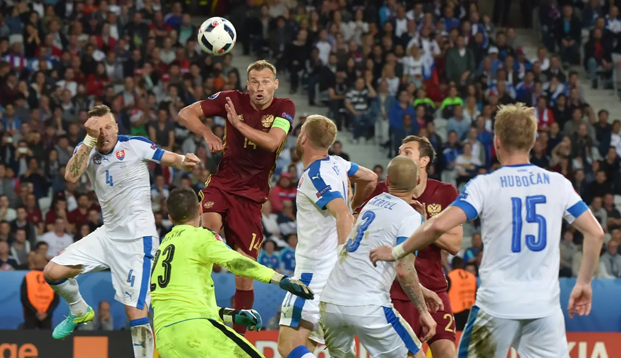Pemain Rusia, Vasily Berezutskiy, menyundul bola ke arah gawang Slovakia pada laga kedua Grup B Piala Eropa 2016 di Stadion Pierre-Mauroy, Lille, Rabu (15/6/2016) malam WIB. (AFP/Philippe Huguen)