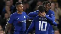 Striker Chelsea, Michy Batshuayi, merayakan gol yang dicetaknya ke gawang Nottingham Forest pada laga Piala Liga di Stadion Stamford Bridge, London, Rabu (20/9/2017). Chelsea menang 5-1 atas Forest. (AP/Kirsty Wigglesworth)