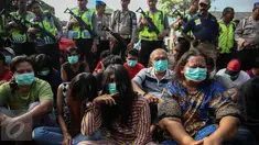 Sejumlah warga yang diduga sebagai pengedar dan pengguna narkoba diciduk petugas Polres Jakut saat penggerebekan di Kampung Bahari, Tanjung Priok, Jakarta, Kamis (25/8). Penggerebekan melibatkan ratusan personel gabungan. (Liputan6.com/Faizal Fanani)