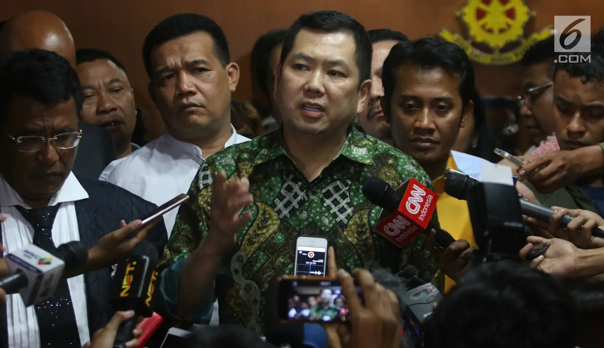 Hary Tanoesoedibjo memberikan keterangan pers usai menjalani pemeriksaan di Direktorat Tindak Pidana Siber Bareskrim Polri, Jakarta, Jumat (7/7). (Liputan6.com/Angga Yuniar)
