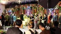 Para tamu undangan sedang bersalaman dengan pengantin. (Bintang.com)