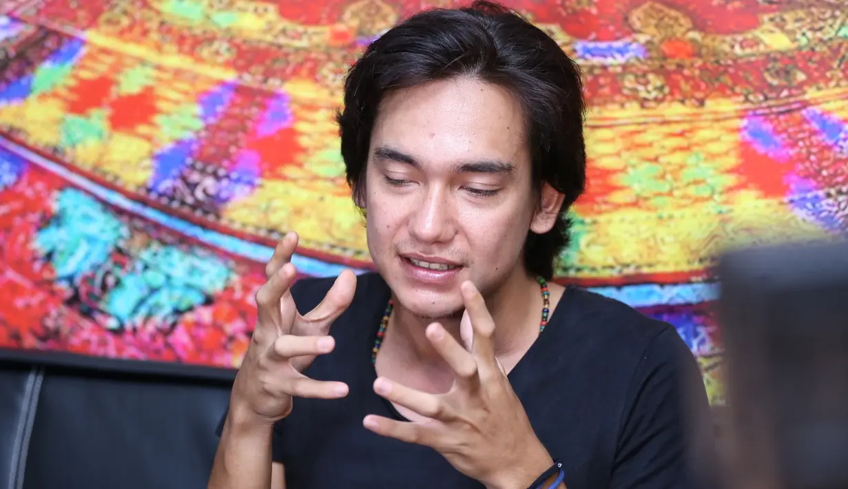 "Target nikah nggak ada, rumah dulu deh jadi. Kalian ingin tahu kan, kalau gue sudah punya rumah habis itu gue nikah kok hahaha," ungkapnya. (Adrian Putra/Bintang.com)