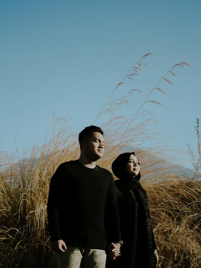 7 Potret Prewedding Kesha Ratuliu dan Adhi Permana, Pilih di Alam Terbuka
