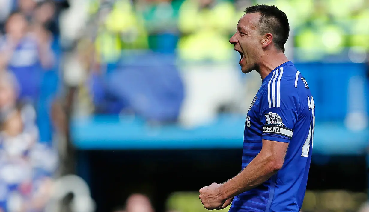 Bek Chelsea, John Terry bergembira usai timnya berhasil keluar sebagai Juara Liga Premier Inggris 2014/2015 di Stamford Bridge, Inggris, (3/5/2015). Ini merupakan juara kelima bagi Chelsea dalam ajang Liga Premier Inggris. (Reuters/Carl Recine)