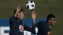 Striker Brasil, Neymar, tampak riang saat latihan di Granja Comary, Rio de Janeiro, Selasa (22/5/2018). Latihan ini merupakan persiapan jelang Piala Dunia 2018. (AFP/Mauro Pimentel)