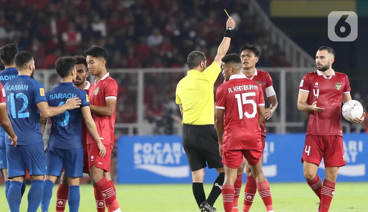 Pemain belakang timnas Indonesia, Jordi Amat Maas (kanan) mendapat kartu kuning dari wasit M Khied S Al Hoish pada lanjutan kualifikasi Grup A Piala AFF 2022 di Stadion Utama Gelora Bung Karno, Jakarta, Kamis (29/12/2022). Laga berakhir imbang 1-1 meski Indonesia sempat unggul lewat gol yang dicetak Marc Anthony Klok lewat titik putih. (Liputan6.com/Helmi Fithriansyah)