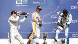 3.	Ketiga pemenang saling menyemprotkan sampanye saat podium Race 2. (photo by gp2series)