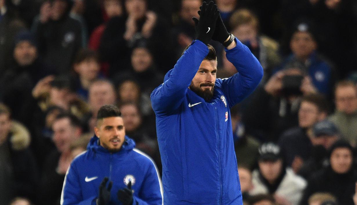 Pemain anyar Chelsea, Olivier Giroud (kanan) saat diperkenalkan pada laga Premier League pekan ke-25 di Stamford Bridge, London (31/1/2018). Giroud direkrut Chelsea dengan mahar 18 juta pounds.  (AFP/Glyn Kirk)