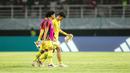 Kiper Timnas Indonesia U-17, Ikram Algiffari (kanan) berjalan meninggalkan lapangan bersama dua kiper cadangan setelah berakhirnya laga menghadapi Timnas Ekuador U-17 pada laga pertama Grup A Piala Dunia U-17 2023 di Stadion Gelora Bung Tomo, Surabaya, Jumat (10/11/2023). (Bola.com/Bagaskara Lazuardi)