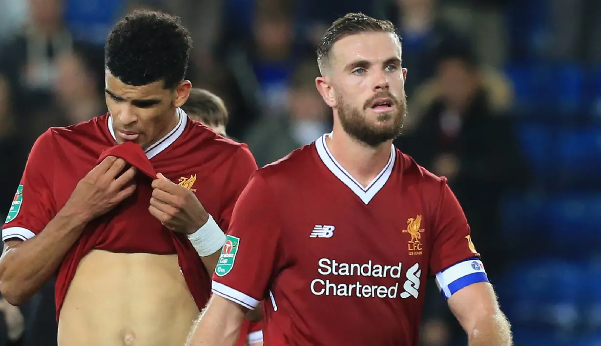 Kapten Liverpool, Jordan Henderson, tampak kecewa usai dikalahkan Leicester pada laga Piala Liga di Stadion King Power, Leicester, Selasa (19/9/2017). Leicester menang 2-0 atas Liverpool. (AFP/Lindsey Parnaby)