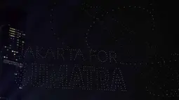 Pesawat tanpa awak tersebut diterbangkan dan membentuk tulisan disertai visual, salsah satunya “Jakarta for Sumatera”. Tampak dalam foto, visual drone membentuk tulisan “Jakarta for Sumatera” saat perayaan malam pergantian tahun di kawasan Bundaran Hotel Indonesia, Jakarta, Rabu (31/12/2025). (Kapanlagi.com/Budy Santoso)