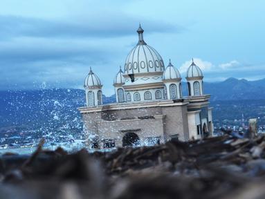 Kondisi Masjid Apung Palu, Rabu (3/4). Gempa berkekuatan 7,5 magnitudo yang disusul tsunami mengguncang Palu pada 28 September 2018. (OLAGONDRONK/AFP)