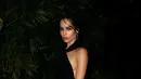 Zoe Kravitz tampil elegan dalam kesederhanaan. Ia mengenakan halter-neck backless dress dengan riasan wajah dan aksesori minimal yang justru menyempurnakan penampilannya secara keseluruhan.