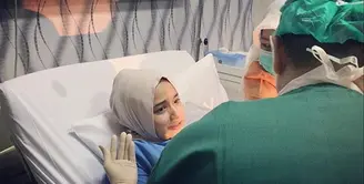 Ditemui di RSIA Kemang, Jakarta Selatan, Hengky mengutarakan kebahagiannya dikaruniai bayi laki-laki bersama Sonya. Ia pun bercerita proses perjuangan Sonya melahirkan anak laki-lakinya tersebut. (Instagram/hengkykurniawan)