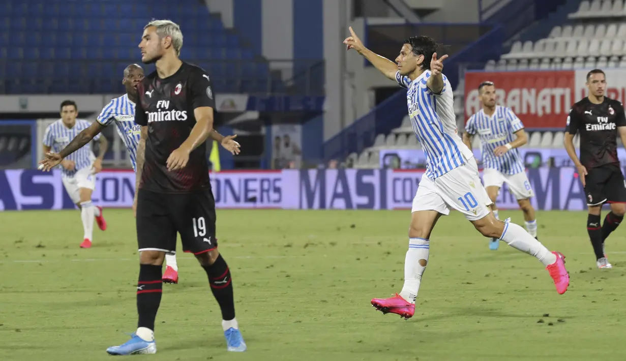 Pemain SPAL Sergio Floccari (kanan) melakukan selebrasi usai mencetak gol ke gawang AC Milan pada pertandingan Serie A di Stadion Paolo Mazza, Ferrara, Italia, Rabu (1/7/2020). Pertandingan berakhir dengan skor 2-2. (Filippo Rubin/LaPresse via AP)