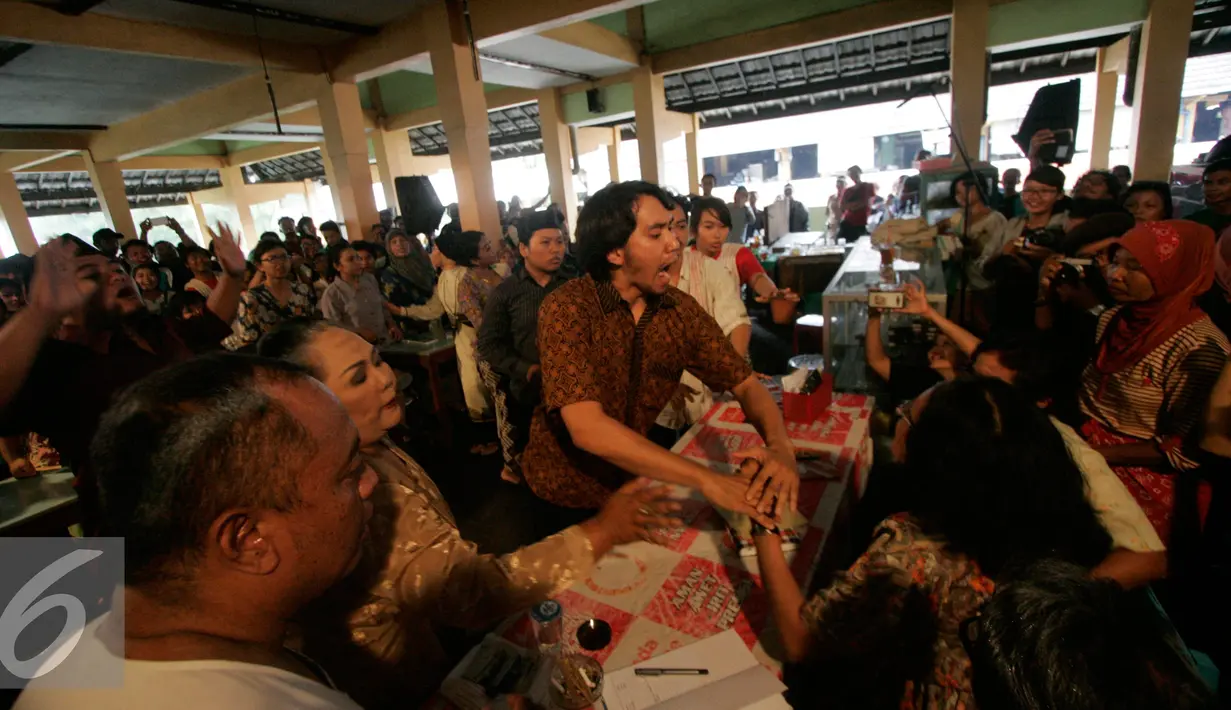 Keberadaan acara teater di tengah pasar menjadi pusat perhatian pengunjung Pasar Beringharjo di Yogyakarta, Rabu (21/9).  (Liputan6.com/Boy Harjanto)