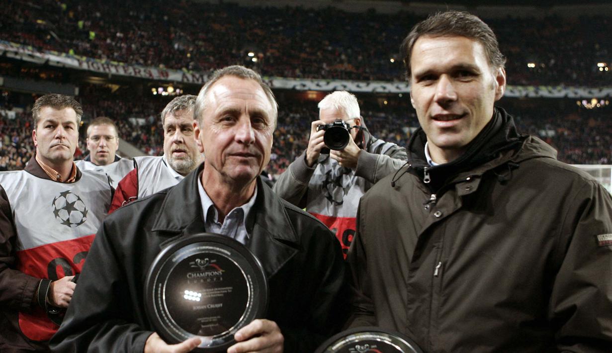 Mantan pemain Belanda, Johan Cruijff (kiri) dan Pelatih Timnas Belanda, Marco van Basten mendapat penghargaan dari UEFA sebelum pertandingan Liga Champions antara Ajax melawan Sparta Praha di Stadion Amsterdam Arena, 23 November 2005. Van Basten tercatat sebagai salah satu pesepak bola dengan raihan penghargaan individu terbanyak yaitu lima kali. tiga trofi Ballon d'Or, Sepatu Emas Eropa, dan Pemain Dunia Terbaik FIFA tahun 1992. (AFP/ANP/Marcel Antonisse)