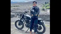 Pesepak bola nasional Andik Vermansyah tengah menikmati liburan di kawasan Gunung Bromo, Jawa Timur. (Instagram @andikvermansah)