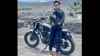 Pesepak bola nasional Andik Vermansyah tengah menikmati liburan di kawasan Gunung Bromo, Jawa Timur. (Instagram @andikvermansah)