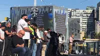 Ratusan umat Islam melaksanakan salat Jumat di Federation Square, alun-alun Kota Melbourne, Australia. (ABC News: Farid M. Ibrahim)