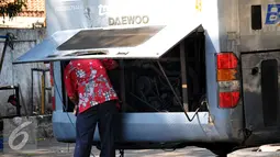 Teknisi memperbaiki salah satu bus Transjakarta yang mengalami kerusakan di koridor 6 Ragunan, Jakarta, Selasa, (30/6/2015). Bus yang melayani koridor tersebut terlihat banyak yang sudah tak layak jalan. (Liputan6.com/Yoppy Renato)